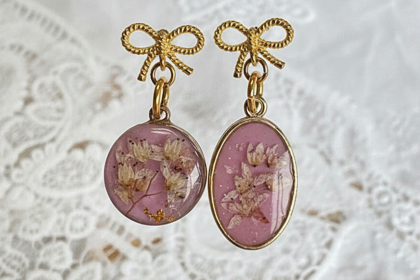 Boucles d'oreilles pendantes asymétriques - Nœuds roses