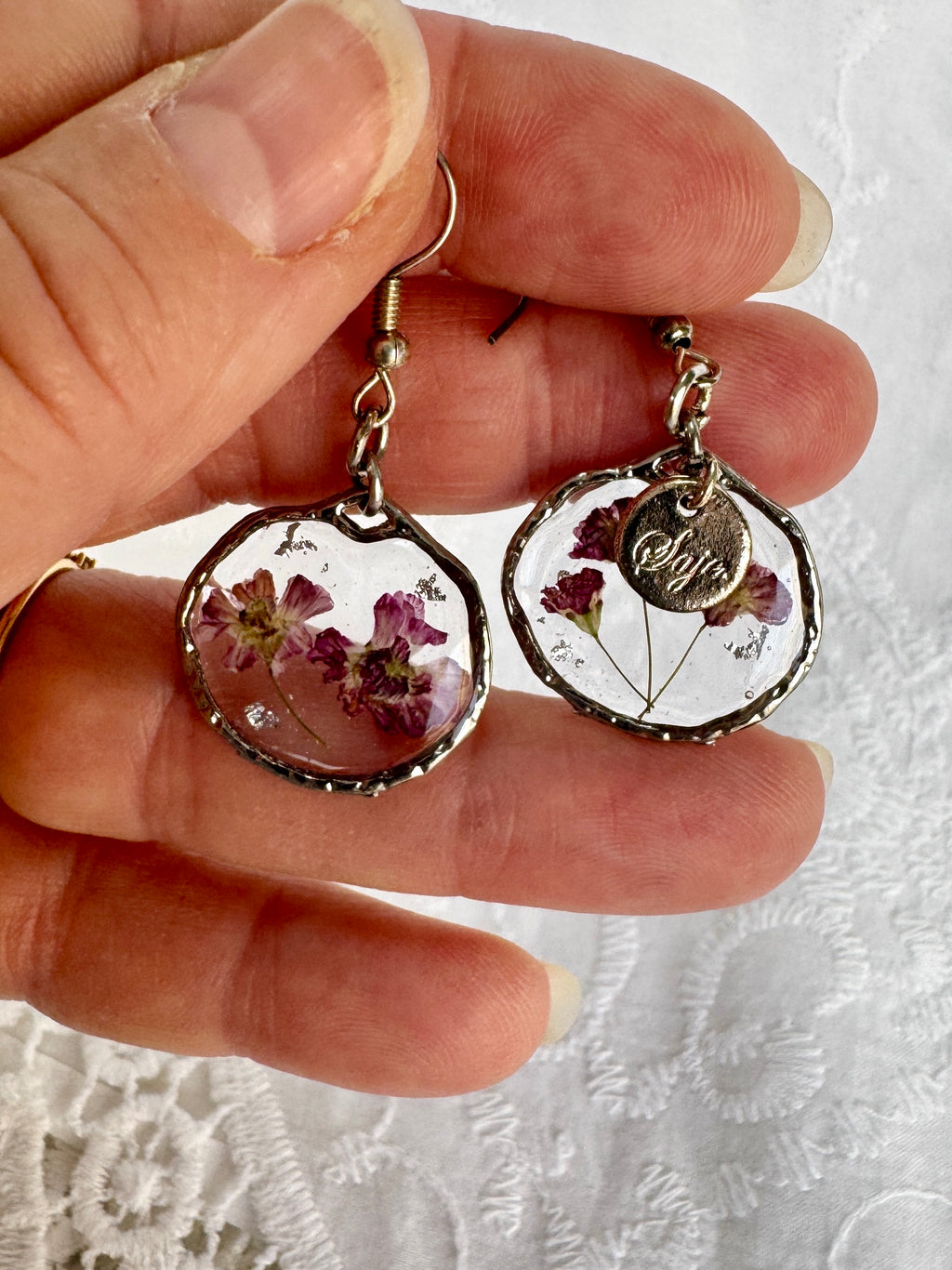 Petites résines argentées roses