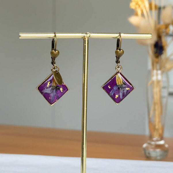 Bijou rétro Éclat Bronze, dormeuses cœur et fleurs de Douce-Amère violette sauvage.