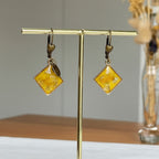 Boucles d'oreilles vintage Éclat Bronze, carré résine jaune et fleur de Ficaire, Sajecréa.