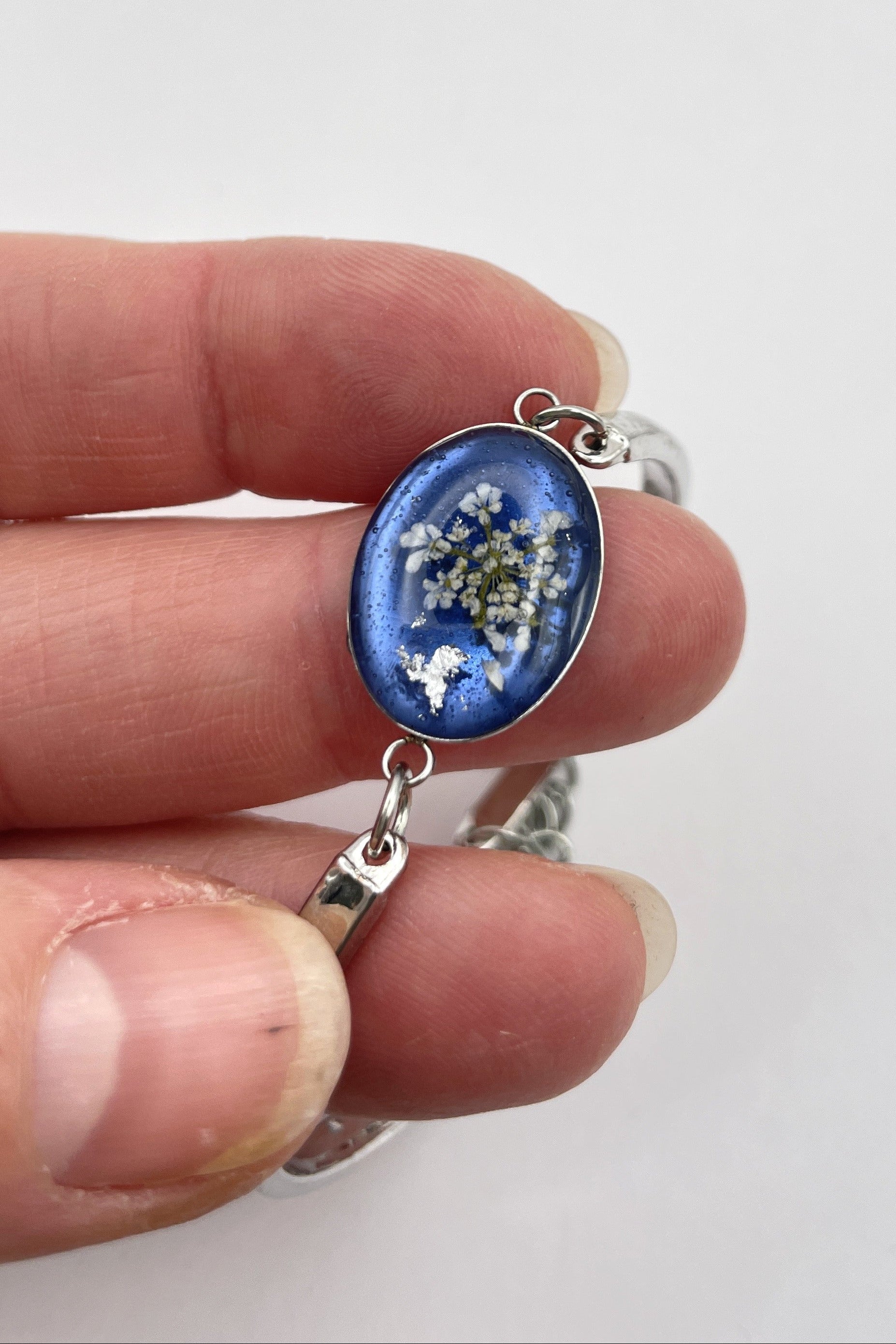 Bracelet réglable semi-rigide saphir - Fleurs de carotte sauvage