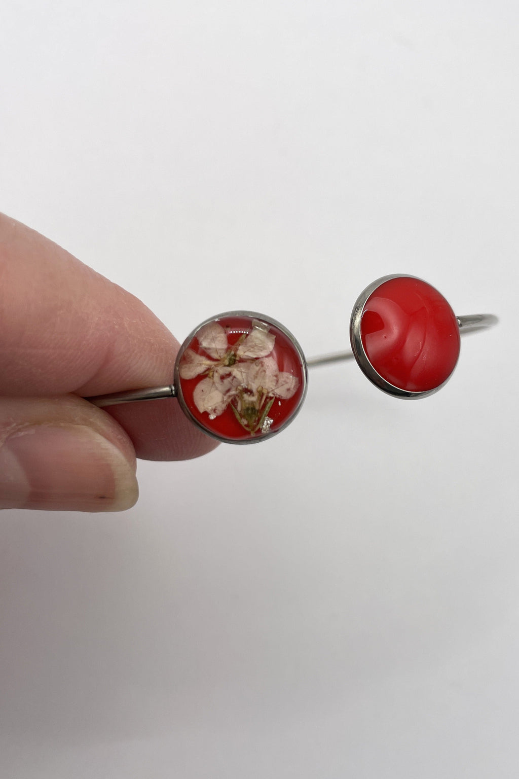 Bracelet jonc - Fleur blanche & Résine rouge