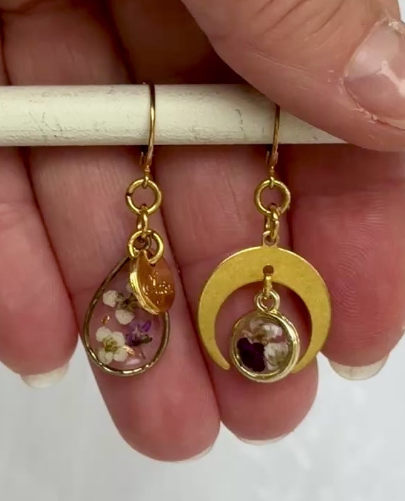 Boucles d'oreilles asymétriques - Alice (Blanches & Violettes)